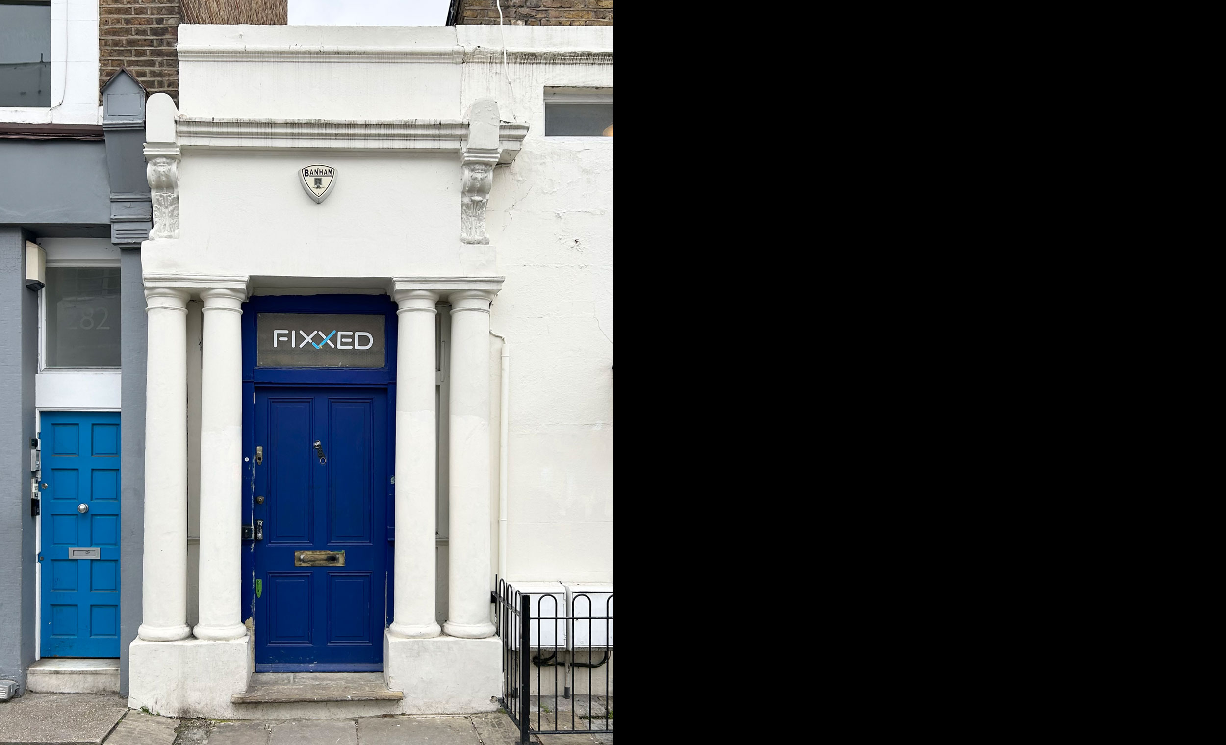 In Notting Hill (1999) the famous house with the blue door was
